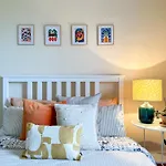 New Spacious Family Home With Parking & Garden - Sleeps 6 - Perfect For Families