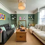 New Spacious Family Home With Parking & Garden - Sleeps 6 - Perfect For Families
