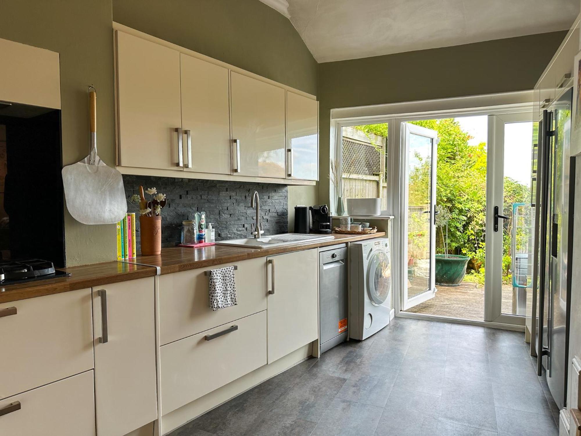 Holiday home New Spacious Family With Parking & Garden - Sleeps 6 - Perfect For Families *