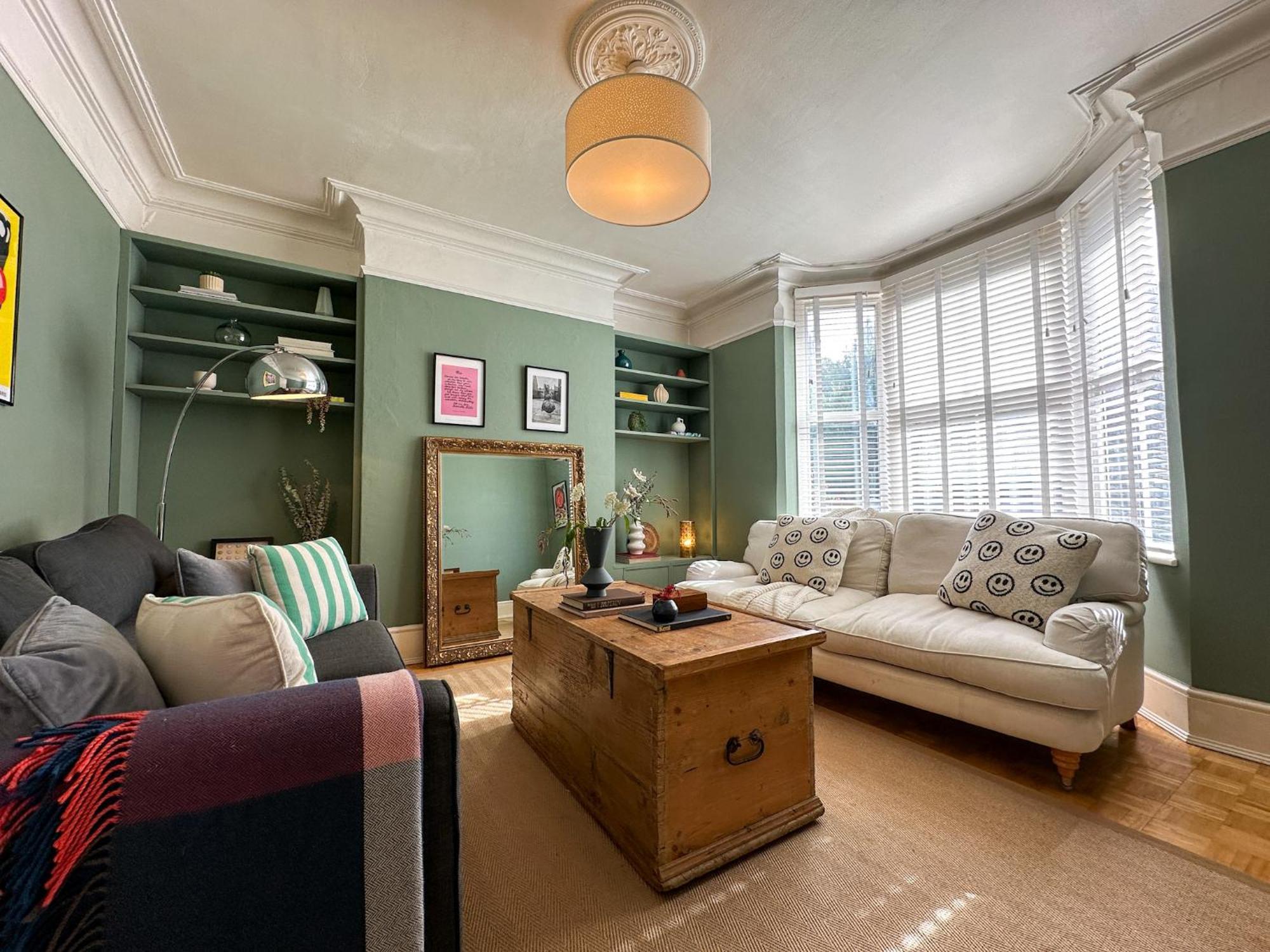 New Spacious Family With Parking & Garden - Sleeps 6 - Perfect For Families Holiday home Canterbury