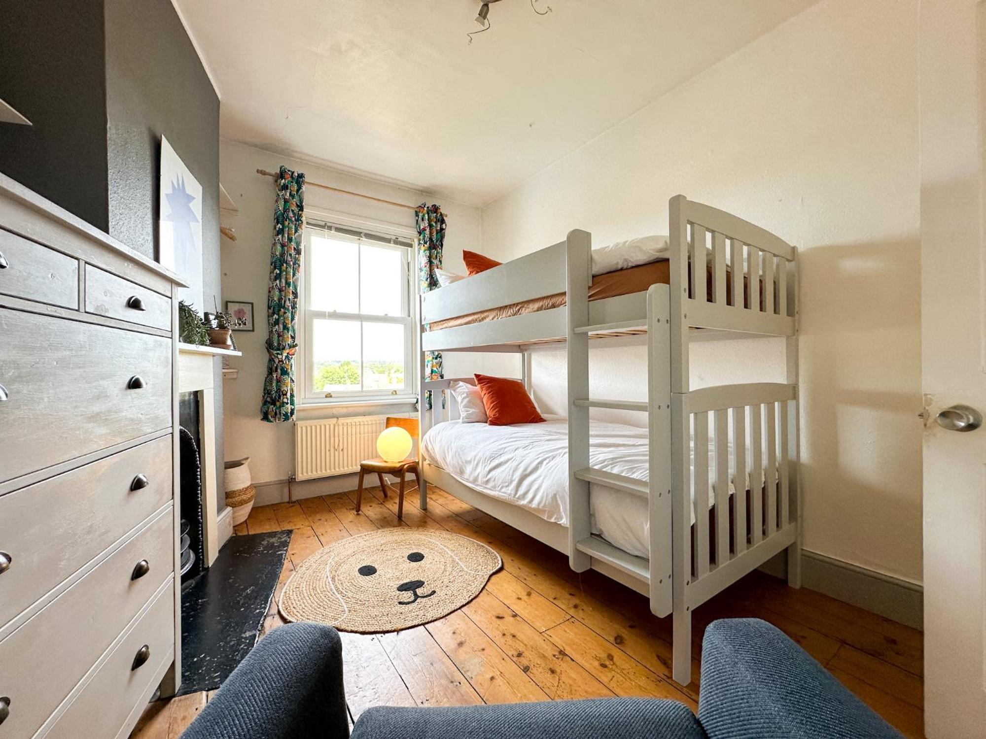 Holiday home New Spacious Family With Parking & Garden - Sleeps 6 - Perfect For Families Canterbury