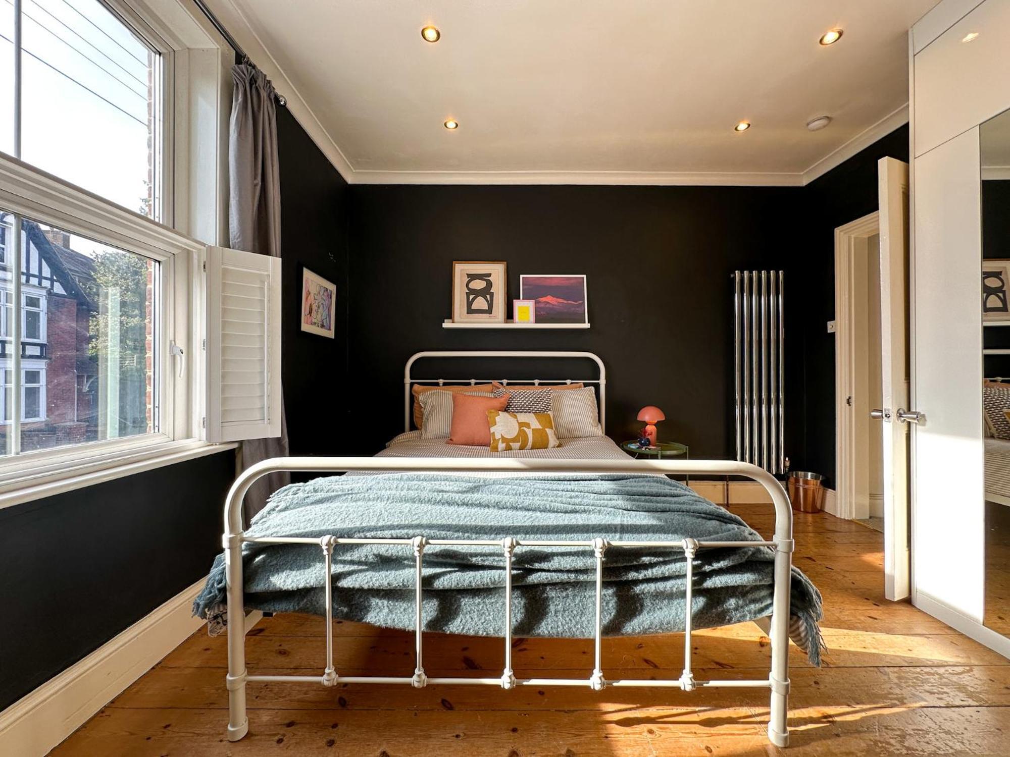 New Spacious Family With Parking & Garden - Sleeps 6 - Perfect For Families *