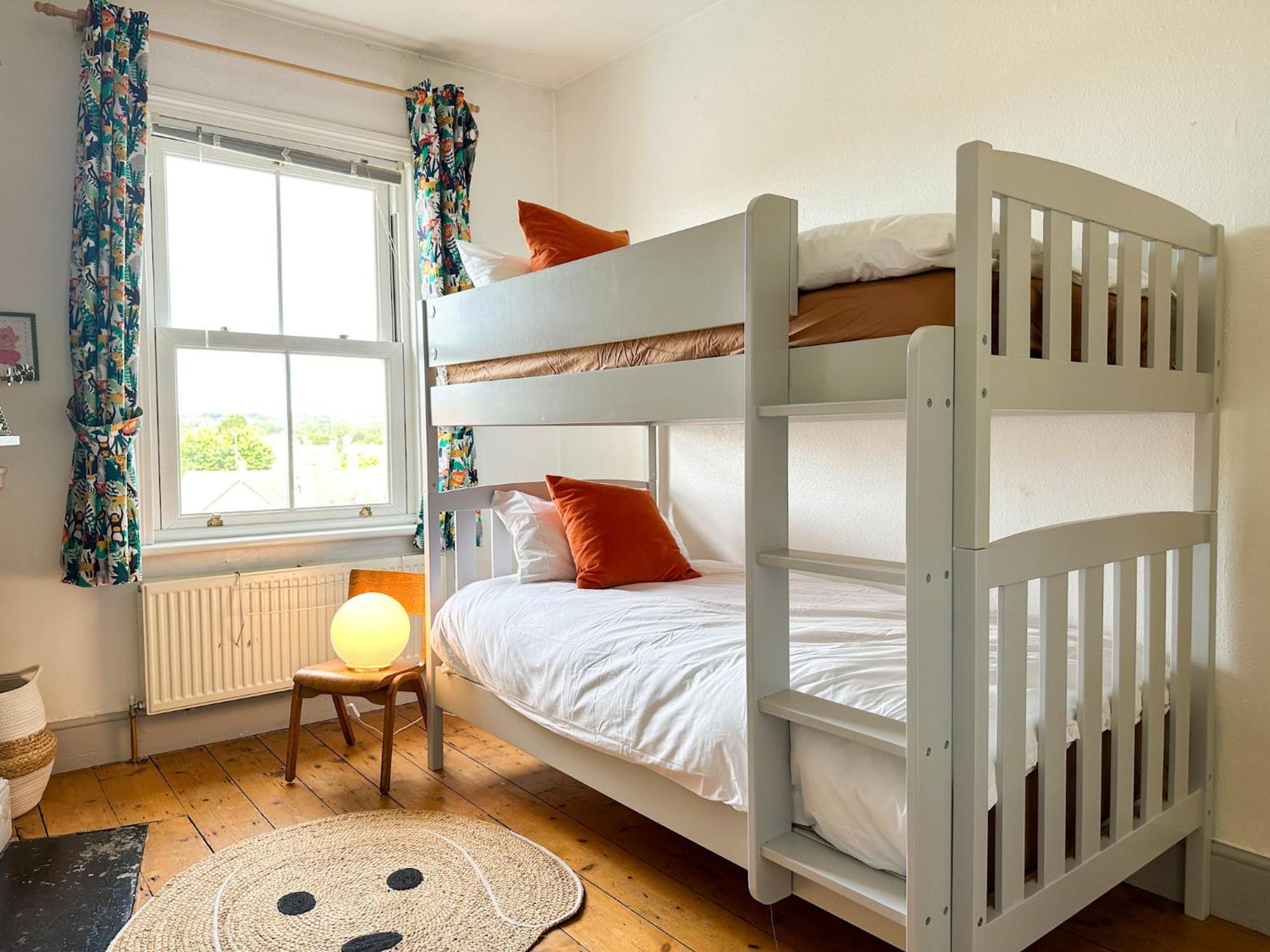 New Spacious Family With Parking & Garden - Sleeps 6 - Perfect For Families