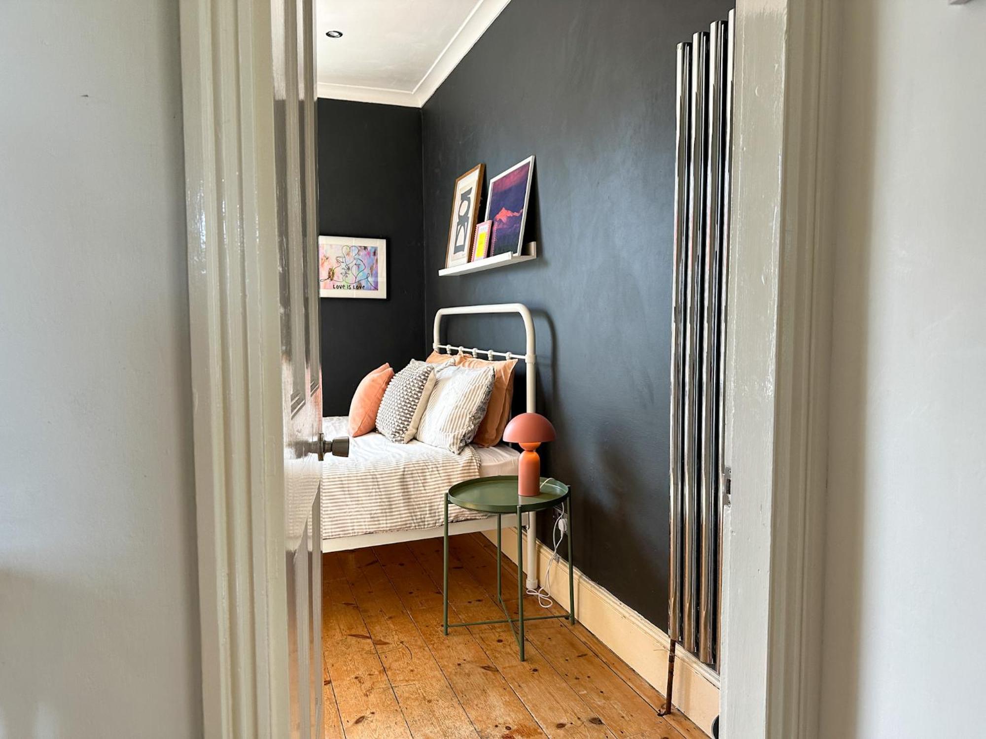 New Spacious Family With Parking & Garden - Sleeps 6 - Perfect For Families Holiday home Canterbury