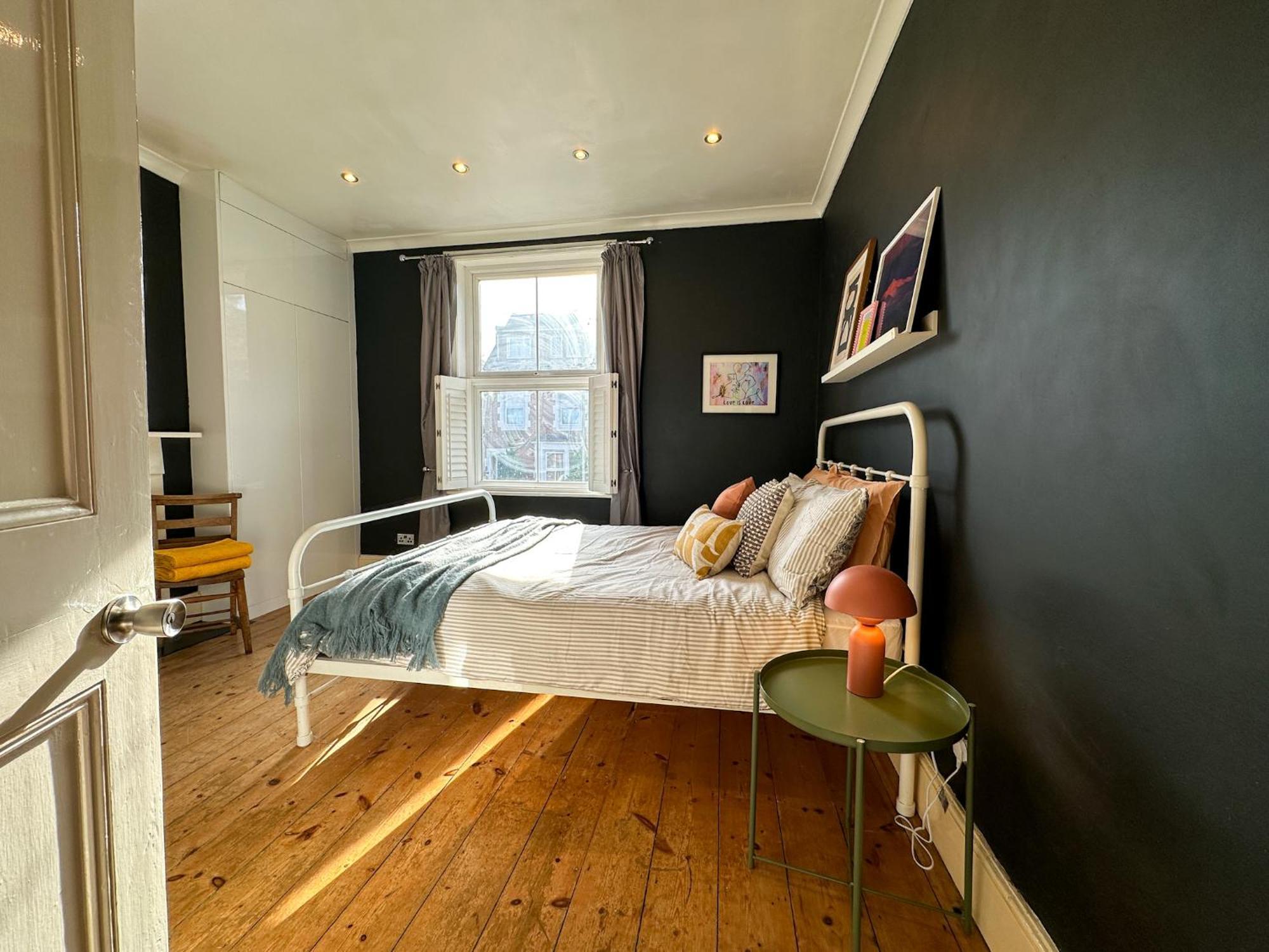 New Spacious Family With Parking & Garden - Sleeps 6 - Perfect For Families