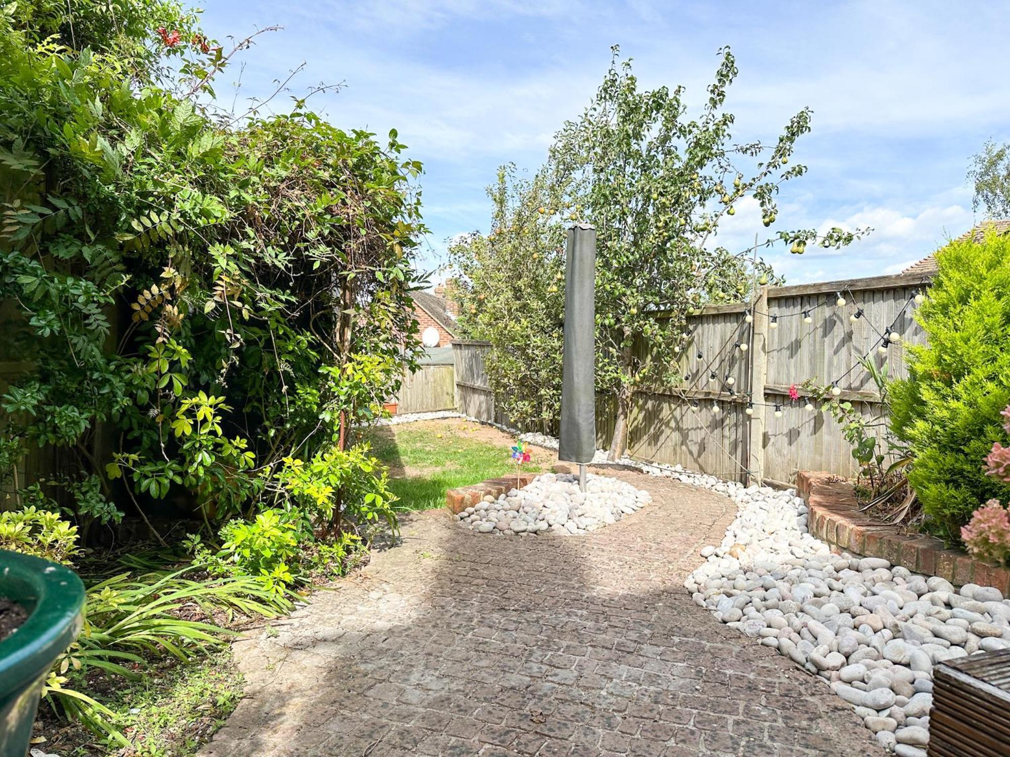 New Spacious Family With Parking & Garden - Sleeps 6 - Perfect For Families Holiday home