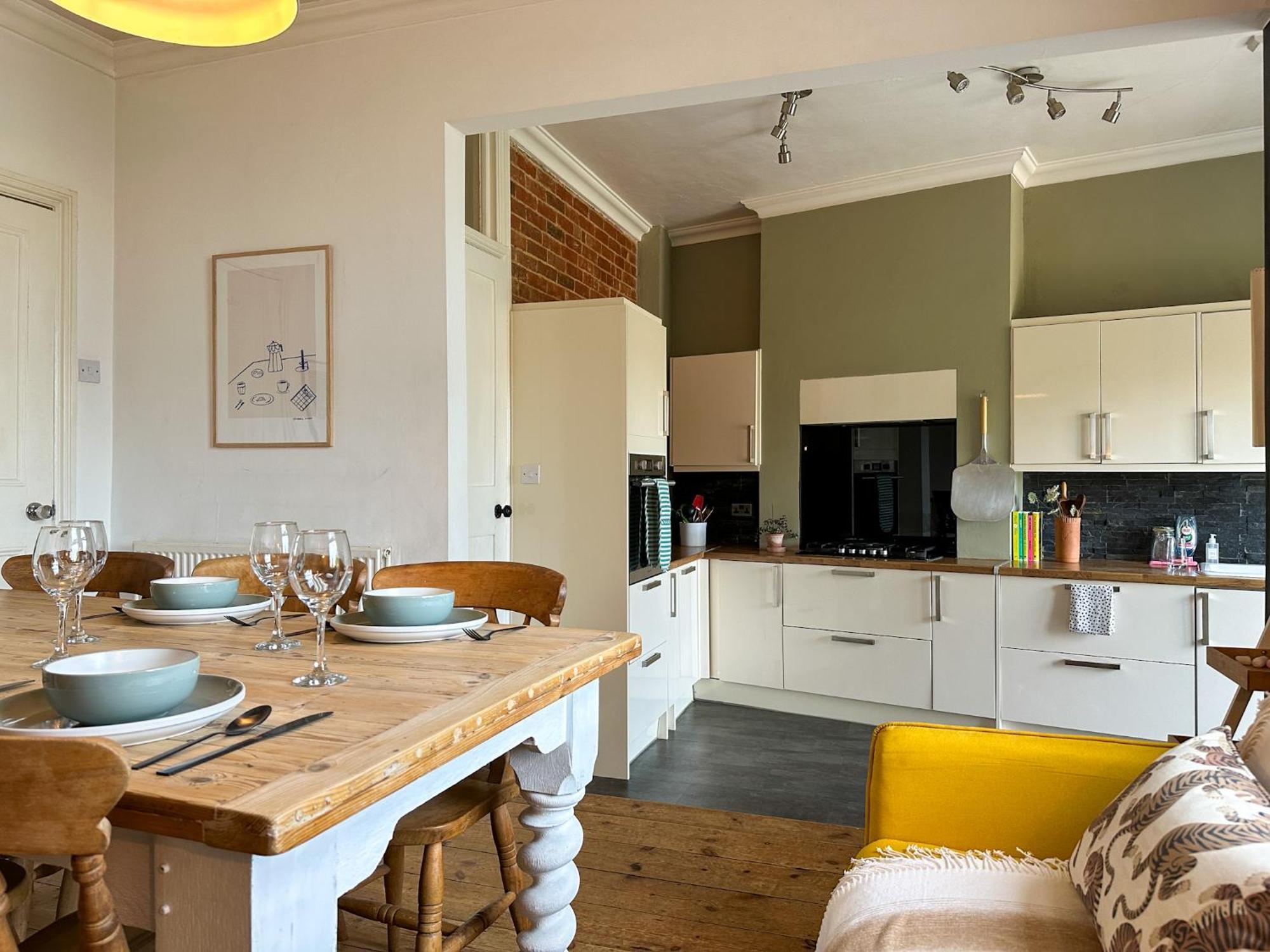 Holiday home New Spacious Family With Parking & Garden - Sleeps 6 - Perfect For Families